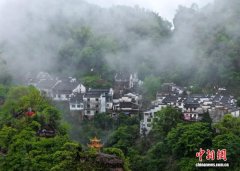 安徽休宁：烟雨齐云山 如画